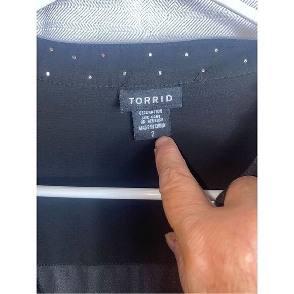 Torrid Black Long Sleeve V-Neck Blouse Studded Collar Sz 2X Stretch Hem Career T - Picture 4 of 4